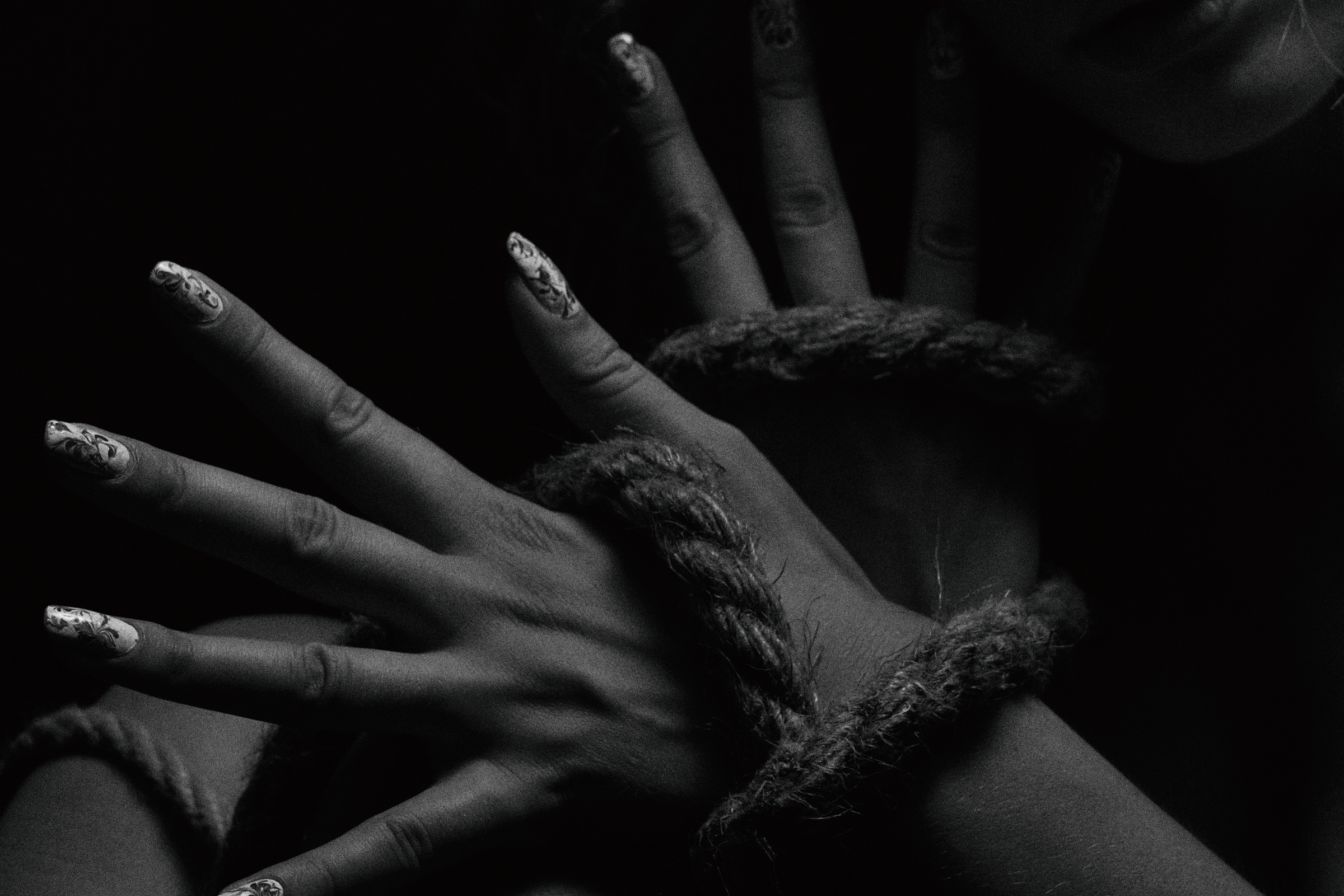 Les mains d'une femme attachées