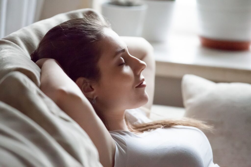 femme se relaxe