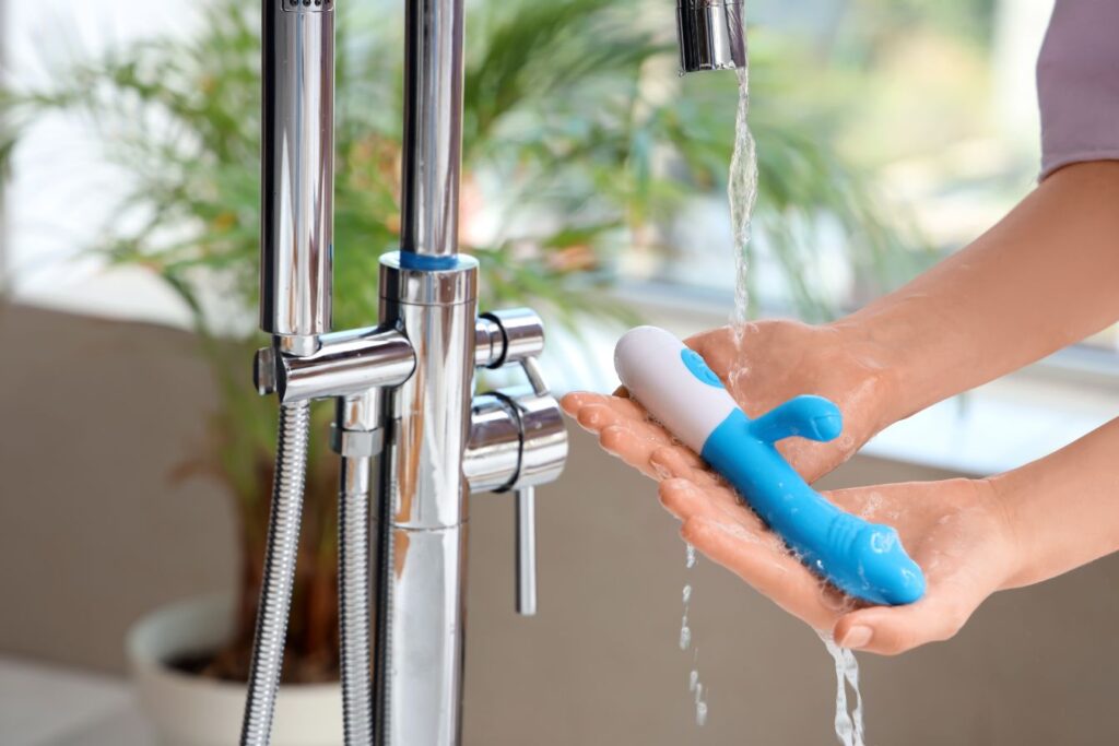 nettoyage d'un vibromasseur sous l'eau
