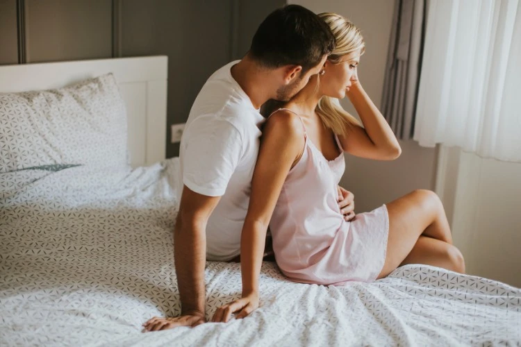 Un homme caresse une femme