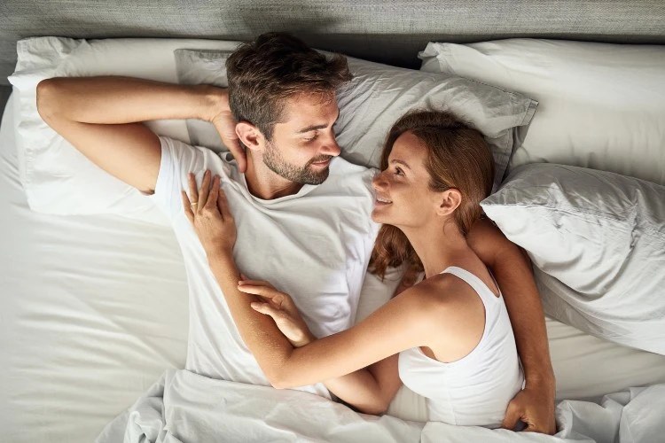 un couple discute sur leur lit