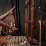 Une femme da ns une baignoire avec les jambes qui dépasse