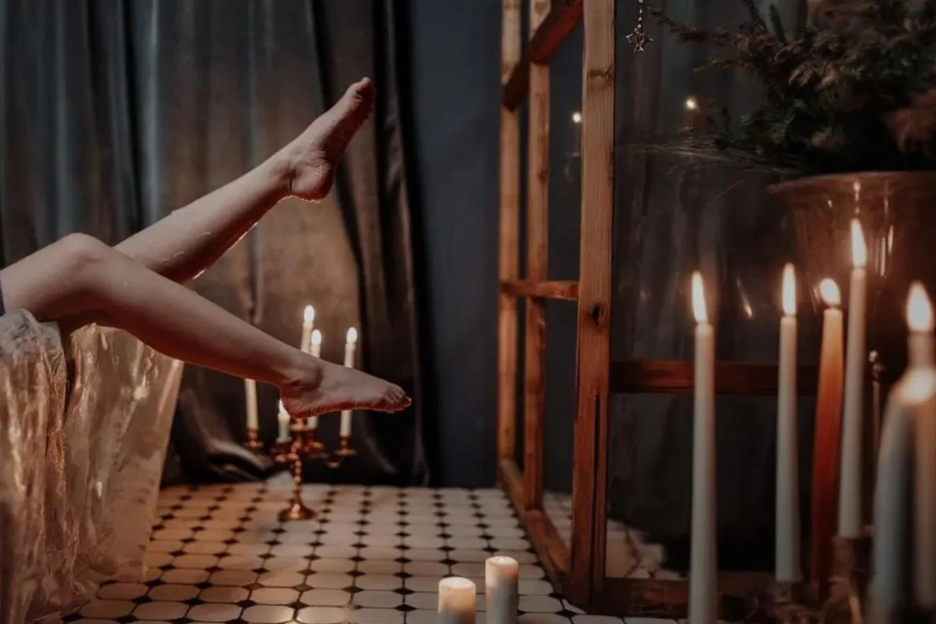 Une femme da ns une baignoire avec les jambes qui dépasse