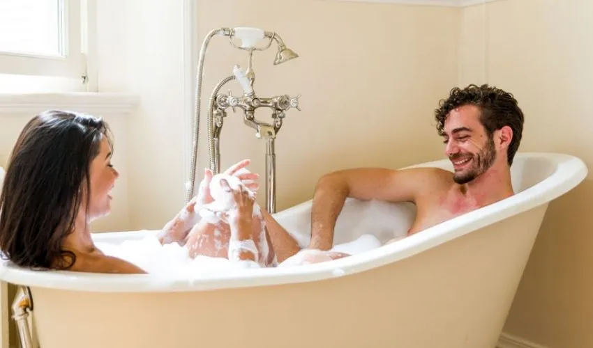 Un couple heureux dans un bain