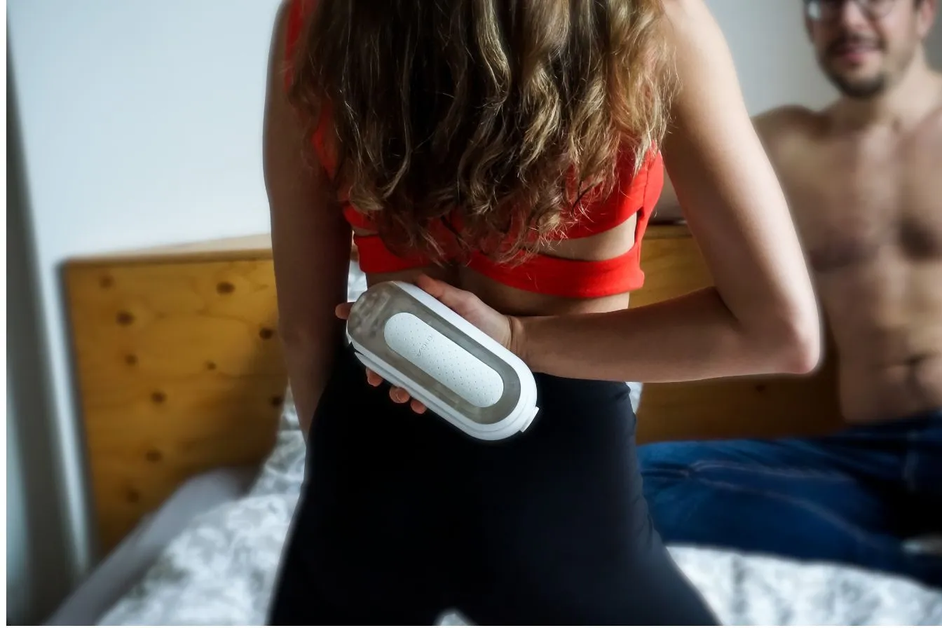 une femme offre un sextoy à son homme