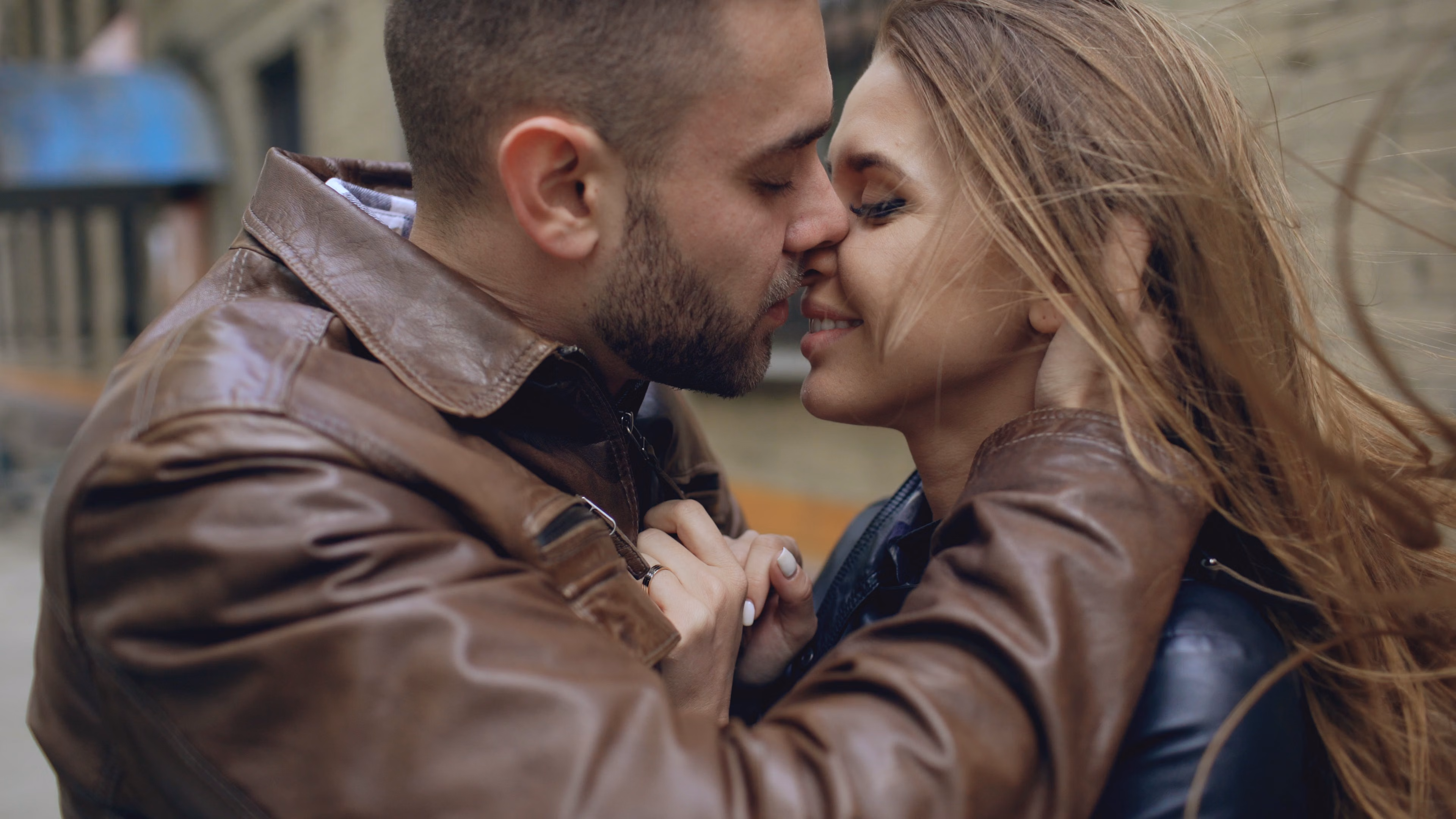 Un couple s'embrasse