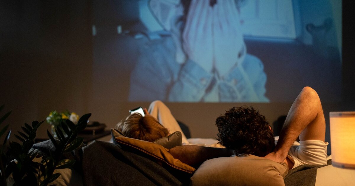 couple sur un canapé devant un film